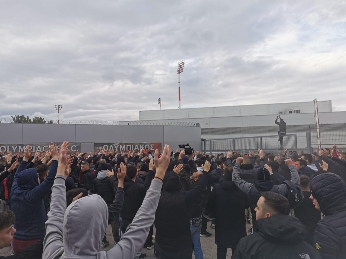 Περισσότεροι από 2.500 φίλοι του Ολυμπιακού εμψύχωσαν τους παίκτες ενόψει ντέρμπι – Συνόδευσαν το πούλμαν μέχρι τη Λ. Συγγρού (vid)