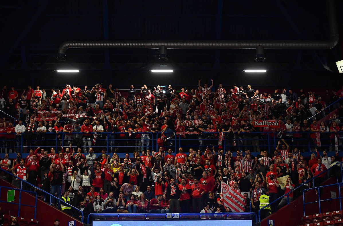 Περισσότεροι από 1000 οπαδοί του Ολυμπιακού στο Μιλάνο (pic)