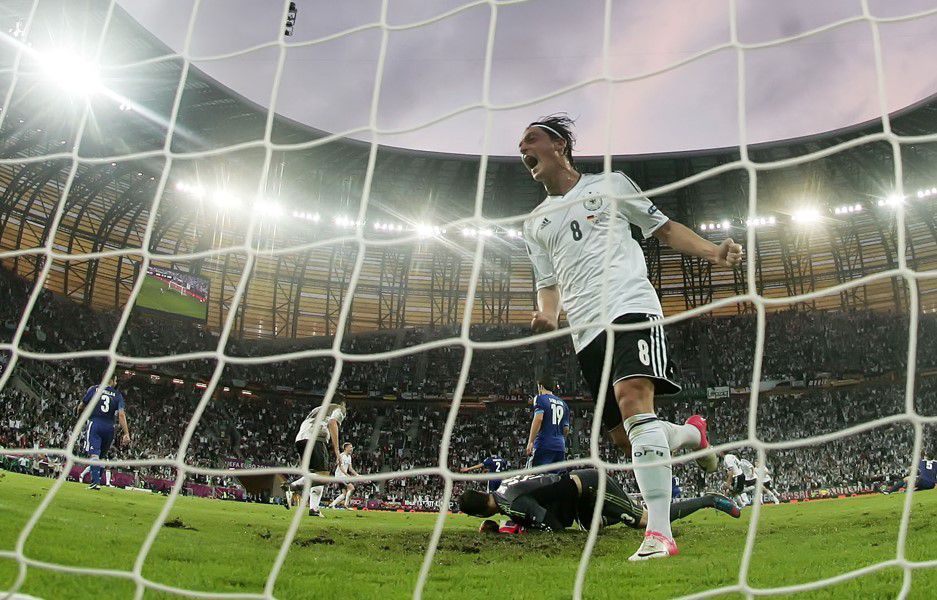 Οζίλ: «Καλύτερος προπονητής του αιώνα ο Μουρίνιο»