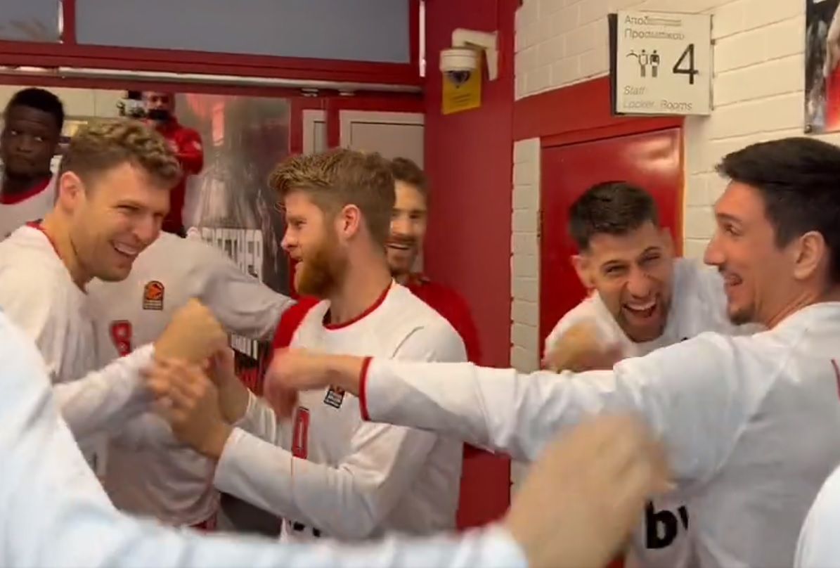 Ο Λαρεντζάκης την πάτησε και τις… έφαγε από τους συμπαίκτες του πριν το τζάμπολ (vid)