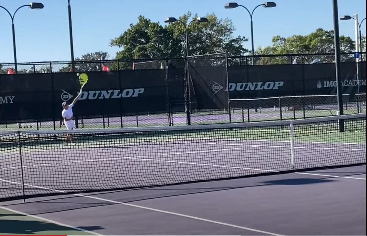 Το παιδί θαύμα που φέρνει επανάσταση στο τένις – Αλλάζει χέρι στη ρακέτα και καταργεί το backhand (vid)