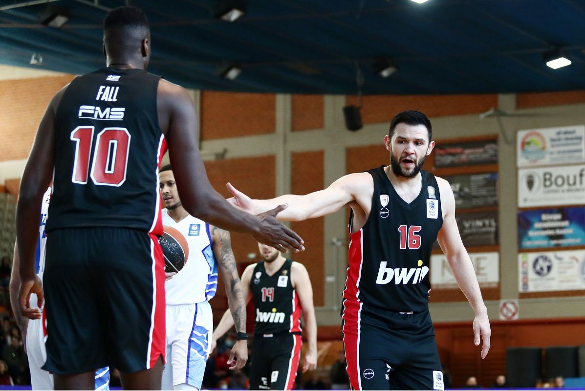 Με μαύρες φανέλες ο Ολυμπιακός στο Μιλάνο για τα θύματα των Τεμπών