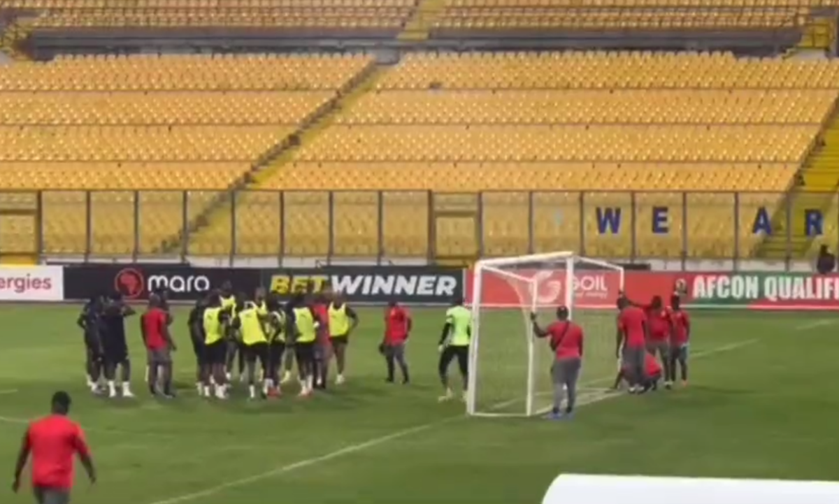 Η ομοσπονδία της Γκάνας έβαλε ανθρώπους να… στηρίζουν τα γκολπόστ στο προπονητικό κέντρο της (vids)