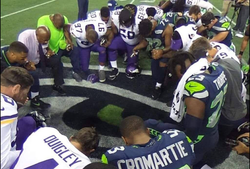 Προπονητής απολύθηκε επειδή… προσευχόταν και τελικά θα αποζημιωθεί με ποσό-μαμούθ