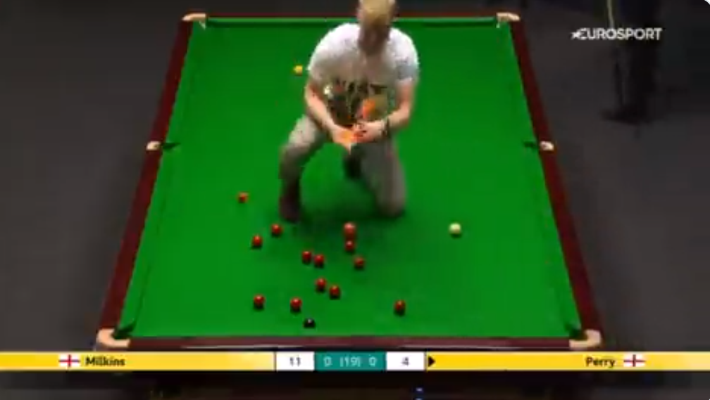 Ακτιβιστές ανέβηκαν στην τσόχα, πέταξαν μπογιά και διέκοψαν το Παγκόσμιο Πρωτάθλημα Σνούκερ (vid)