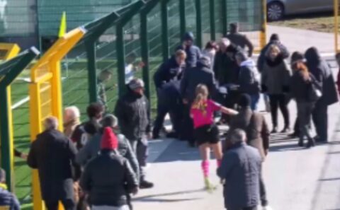 Γυναίκα διαιτητής και φοιτήτρια Ιατρικής έκανε ντεμπούτο στην τέταρτη κατηγορία και κατέληξε να κάνει ανάνηψη σε οπαδό! (vid)