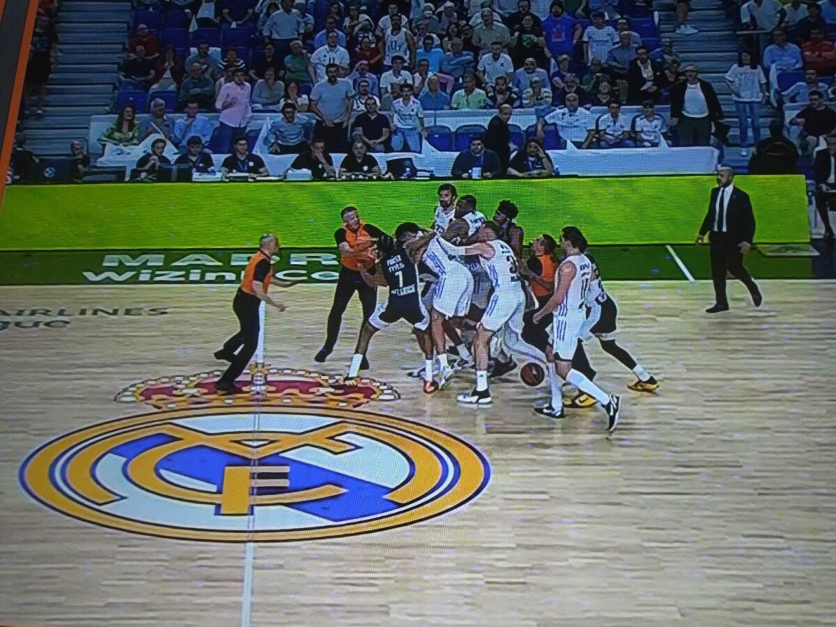 Τρομερό ξύλο στη Μαδρίτη μεταξύ παικτών της Ρεάλ και της Παρτιζάν – Διακοπή στο ματς κι αποβολές! (vid+gallery)