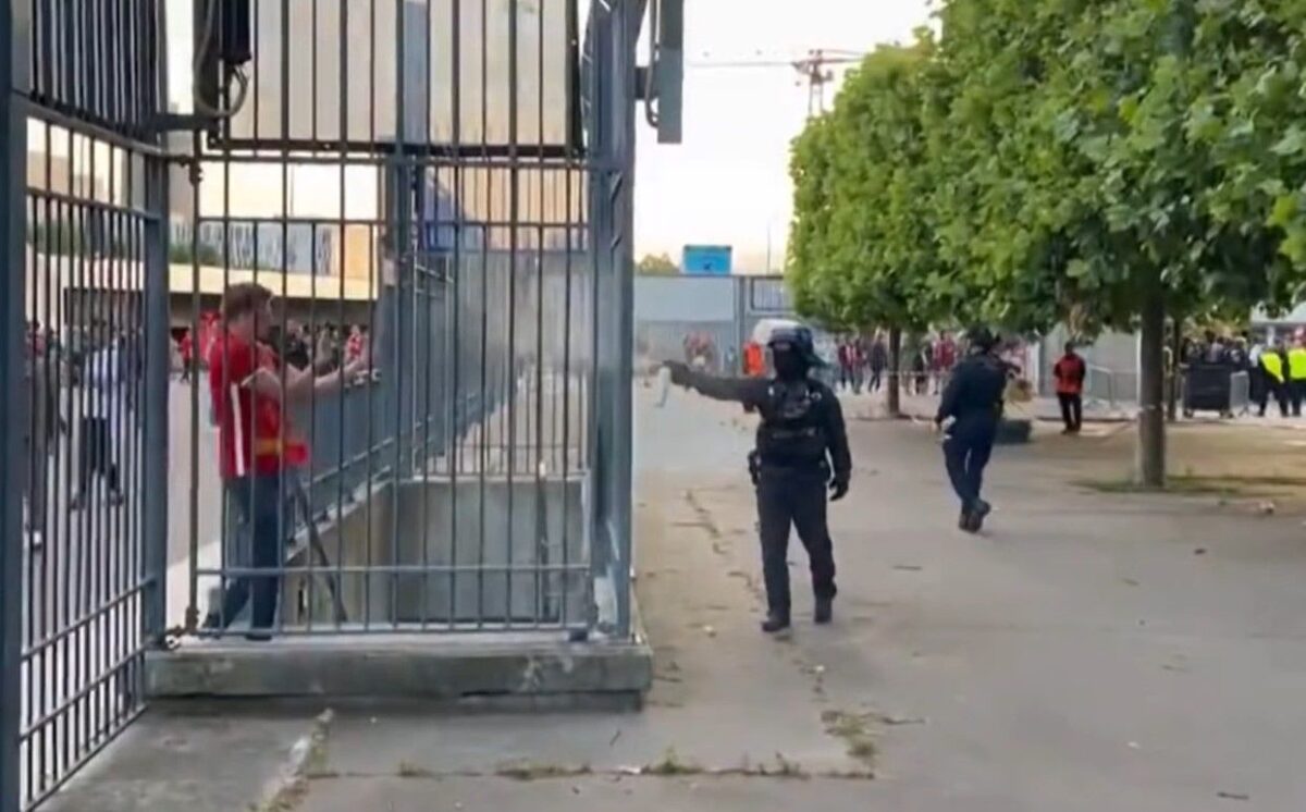 Σχεδόν 900 οπαδοί της Λίβερπουλ μηνύουν την UEFA για τα επεισόδια στον τελικό του Champions League στη Γαλλία (vid)