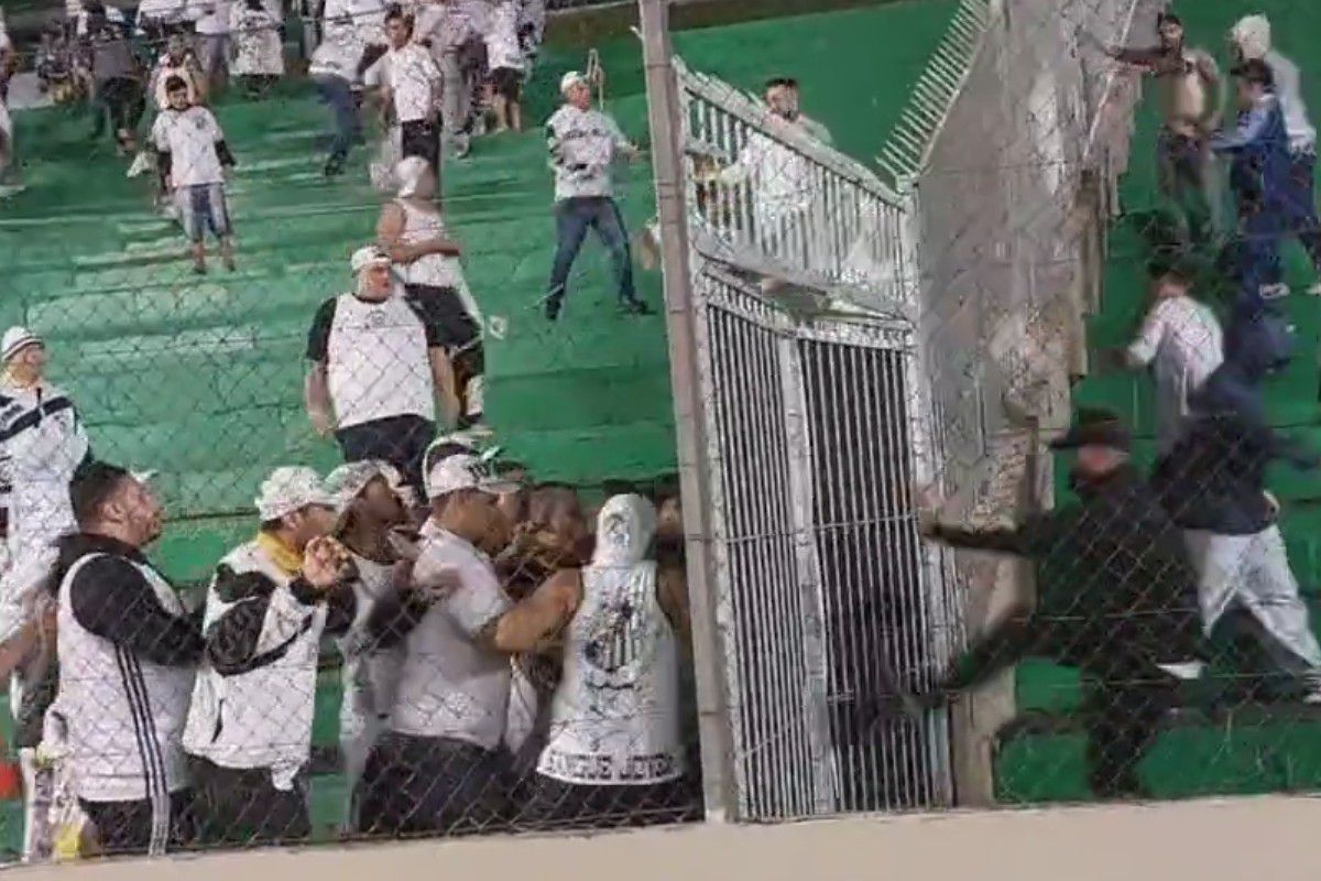 Άγριες συμπλοκές μεταξύ των οπαδών της Σάντος και της Γκρέμιο (vids)