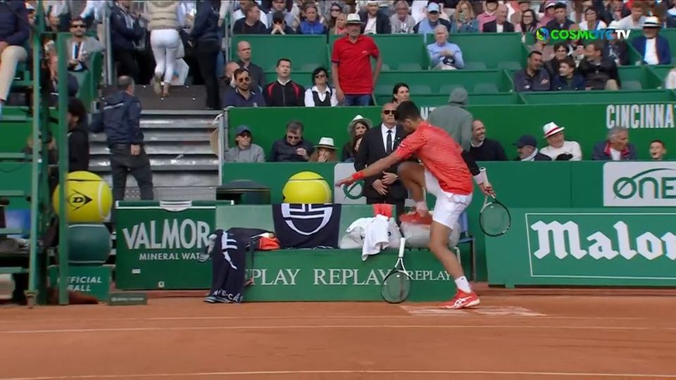 Έξω φρενών ο Τζόκοβιτς μετά από χαμένο game, διέλυσε τη ρακέτα του – Eξαλλος o Σέρβος τα ‘βαλε με τη διαιτητή του αγώνα (vids)