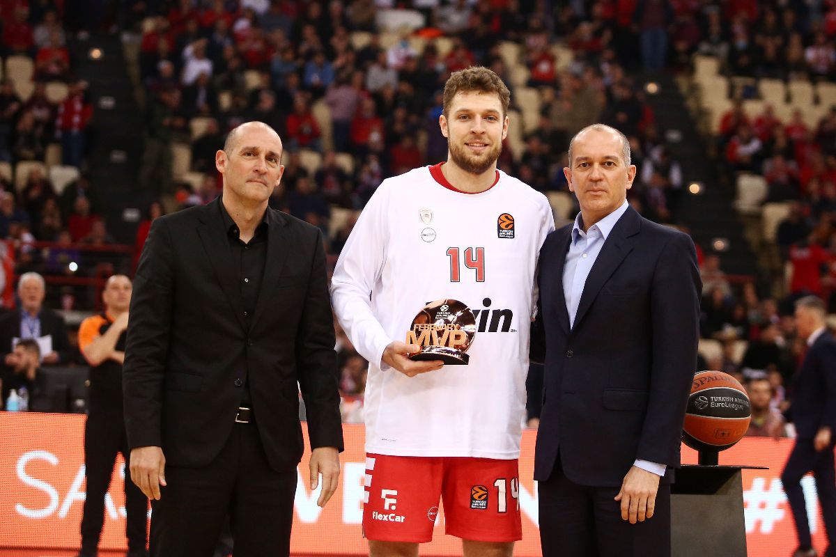 Σάσα Βεζένκοφ: Παρέλαβε το βραβείο του MVP του μήνα!