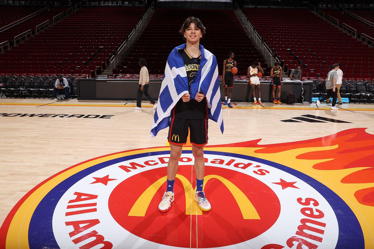 Ο Στογιάκοβιτς με τη σημαία της Ελλάδας στο… πέτο, έπαιξε στο ματς των επιλέκτων κόντρα στο γιο του ΛεΜπρόν Τζέιμς (vids)