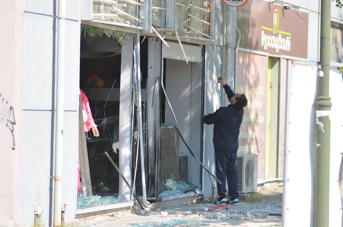 Επίθεση τρομοκρατίας στη Λάρισα – Ανατίναξαν το μαγαζί του υπεύθυνου διαιτησίας της ΕΟΚ