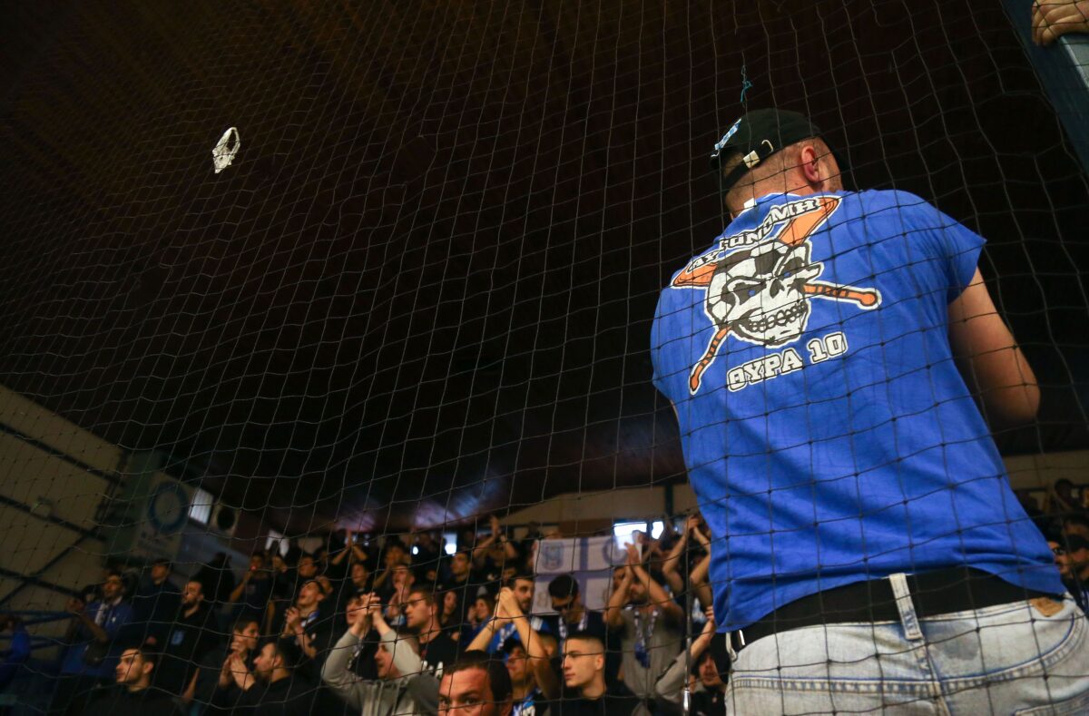 Οπαδοί Ηρακλή για την έλευση Κούγια: «Πάντα γελαστοί και γελασμένοι, ο πνιγμένος από τα μαλλιά του πιάνεται, μην μας βγουν… περούκα»