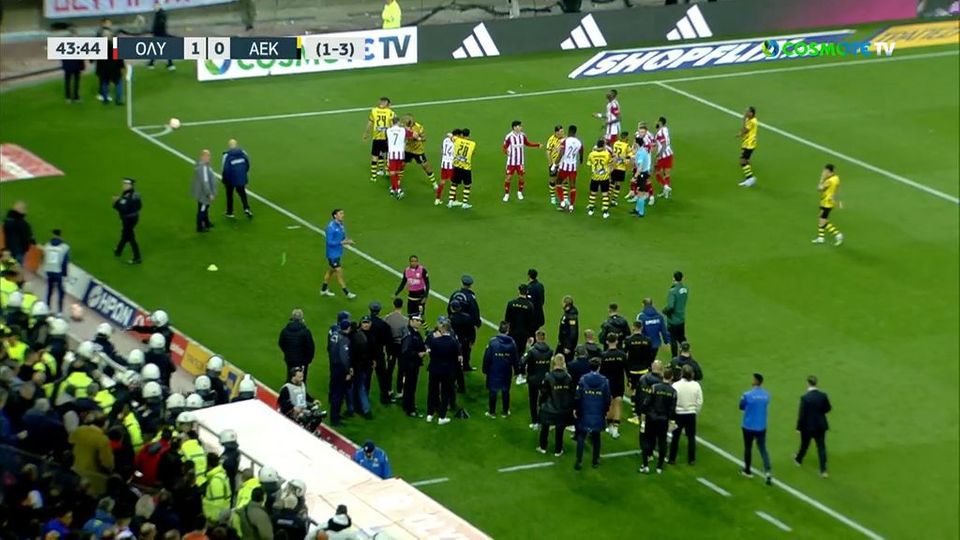 Χαμός και διακοπή σε κόρνερ της ΑΕΚ – Την «έπεσαν» στον Μάνταλο οι παίκτες του Ολυμπιακού
