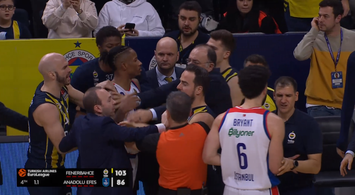 Χαμός με Κλάιμπερν και Δέδα στο τέλος του ντέρμπι Φενέρ – Εφές