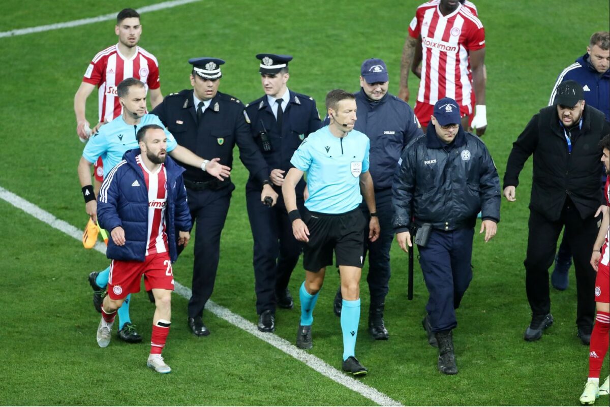 Ο διαιτητής του Ολυμπιακός – ΑΕΚ έγραψε στο φύλλο αγώνα ότι αισθάνθηκε πως κάποιος τον χτύπησε στα γεννητικά όργανα