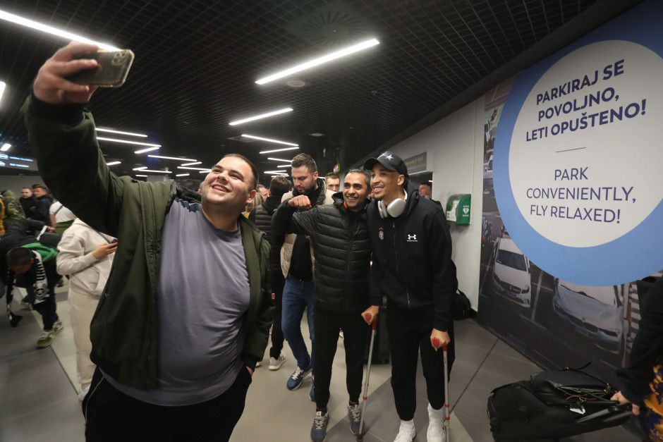 Ο πολυτραυματίας από τα επεισόδια Ντάντε Έξουμ με πατερίτσες και με… χαμόγελο (vid, gallery)
