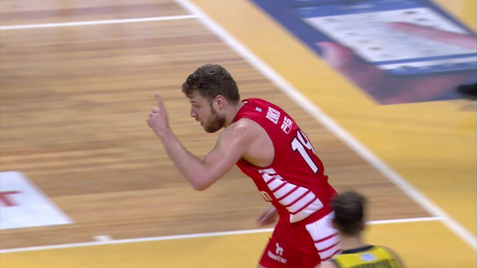 Άρης – Ολυμπιακός: Ο Σάσα Βεζένκοφ έκανε ό,τι ήθελε στο πρώτο δεκάλεπτο!