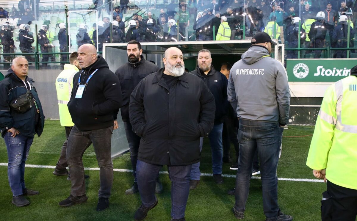 Στον αγωνιστικό χώρο της Λεωφόρου ο Καραπαπάς, έντονες αποδοκιμασίες – Έκπληκτος κοιτούσε τις εξέδρες ο Ντελ Θέρο Γκράντε (gallery)