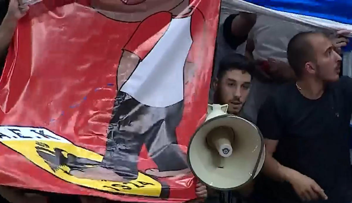 Απίστευτα προκλητικό πανό των Ισραηλινών με οπαδό της Χάποελ να ουρεί στο σήμα της ΑΕΚ (vid)