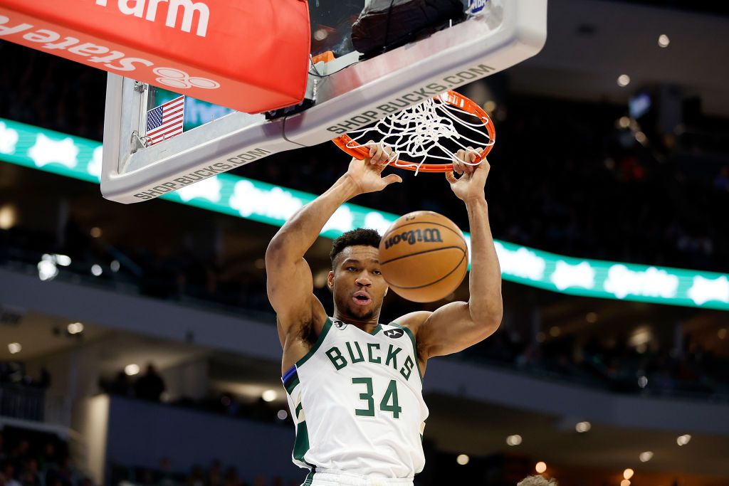 Ο Εμπίντ δεν μπόρεσε να σταματήσει τον Γιάννη και οι Μπακς «πάτησαν» τους Σίξερς (vids)