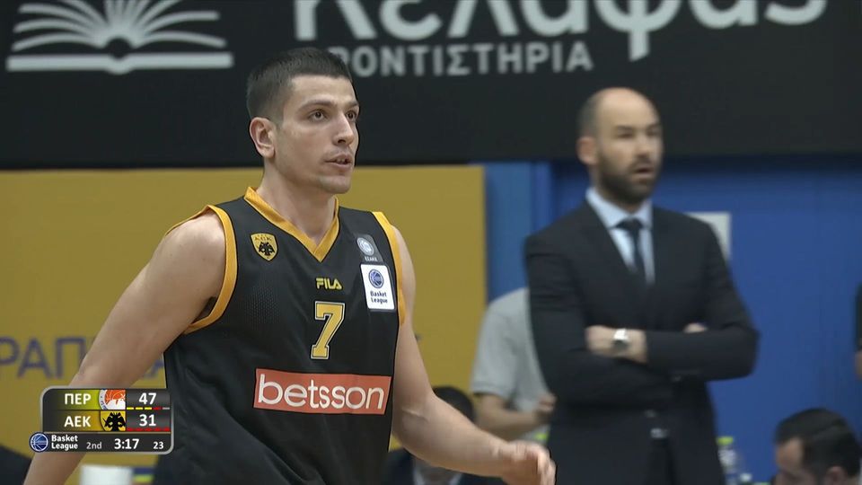 Περιστέρι – ΑΕΚ: Δίνει πνοή στην Ένωση με συνεχόμενα τρίποντα ο Φλιώνης