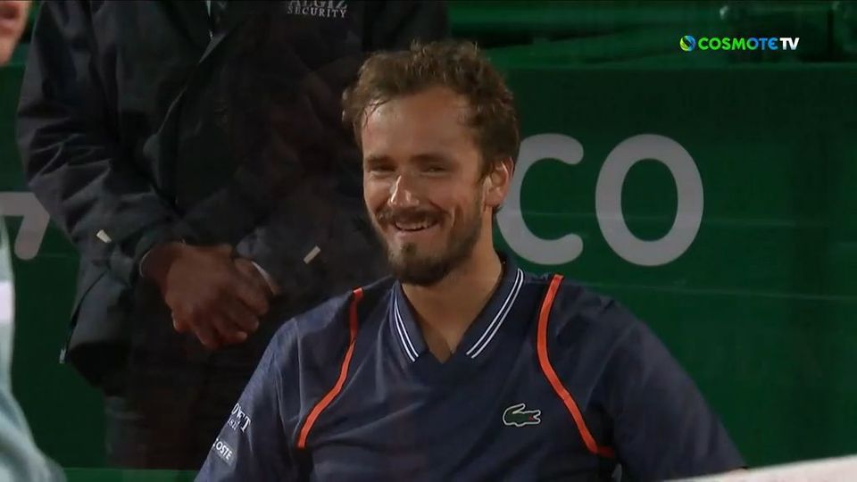 Θεούλης Μεντβέντεφ, χωρίς λόγο χάλασε μέρος του φιλέ και έβαλε τα γέλια!