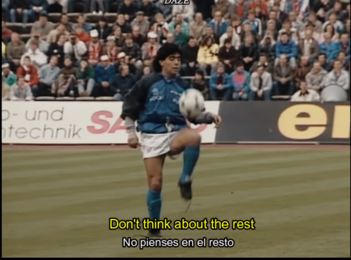 Όταν ο Μαραντόνα έκανε ζέσταμα υπό τους ήχους του «Live is life» και… υποχρέωσε την Μπάγερν να υποκλιθεί (vids)