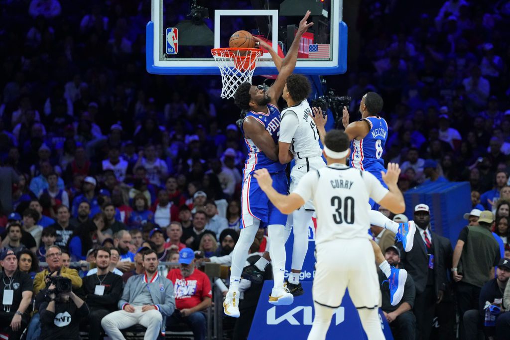 O θρασύς Κάμερον Τζόνσον κάρφωσε στη… μούρη του Εμπίντ και κατέκτησε την κορυφή (vid)