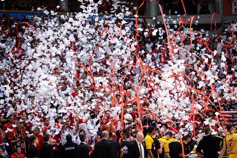 Επίθεση στον πάγκο της ομάδας και τον Χήνα καταγγέλλει η ΑΕΚ – Έρμαιο στις ορέξεις των οπαδών της Χάποελ η αποστολή