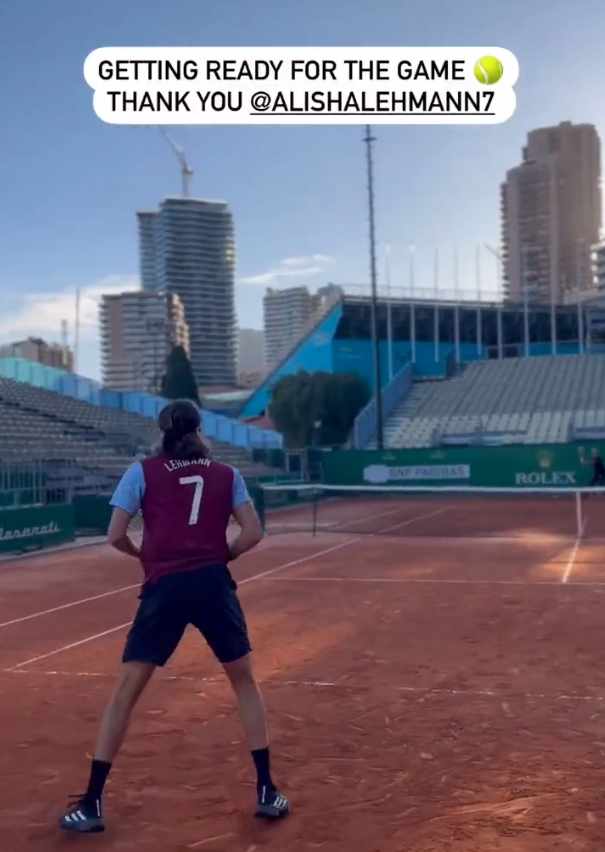 Τσιτσιπάς: Έκανε προπόνηση με φανέλα της Αλίσα Λέμαν (vid)