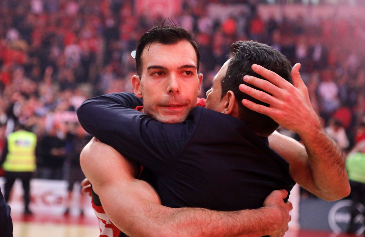 Η αγκαλιά του Σλούκα με τον Ιτούδη μετά την πρόκριση του Ολυμπιακού επί της Φενέρ (pics)