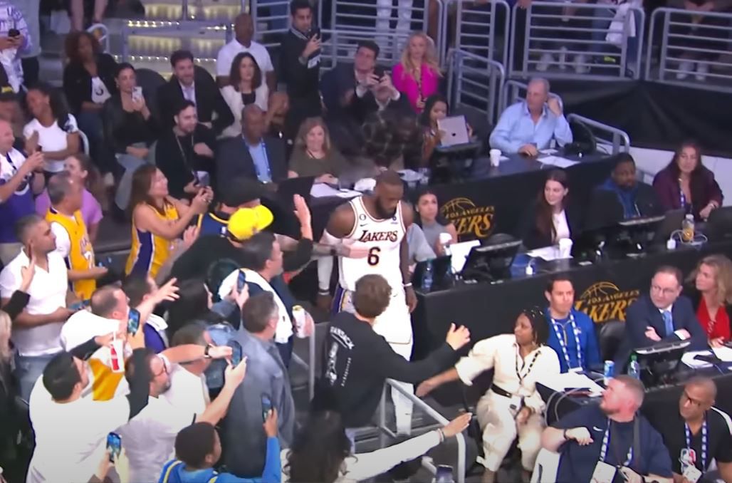 O ΛεΜπρόν Τζέιμς πήρε φόρα και παραλίγο να βρεθεί… έξω από το γήπεδο (vid)