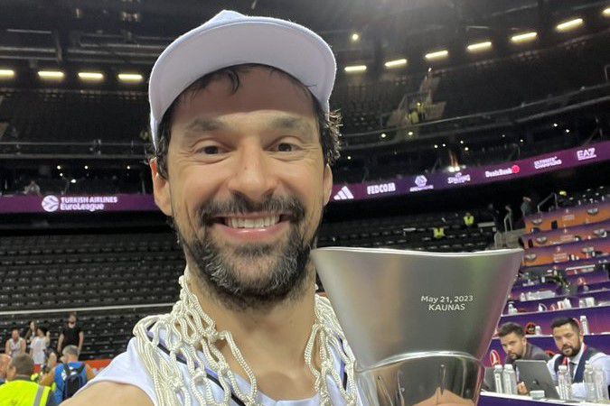 Η selfie του… εκτελεστή Γιουλ με το τρόπαιο αγκαλιά