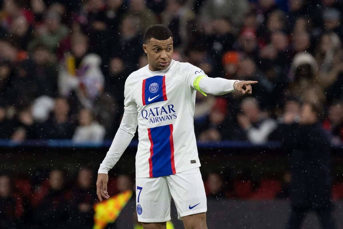 Συνεχίζεται το δράμα μεταξύ Παρί και Εμπαπέ: «Νομίζει ότι είναι ο ΛεΜπρόν Τζέιμς»