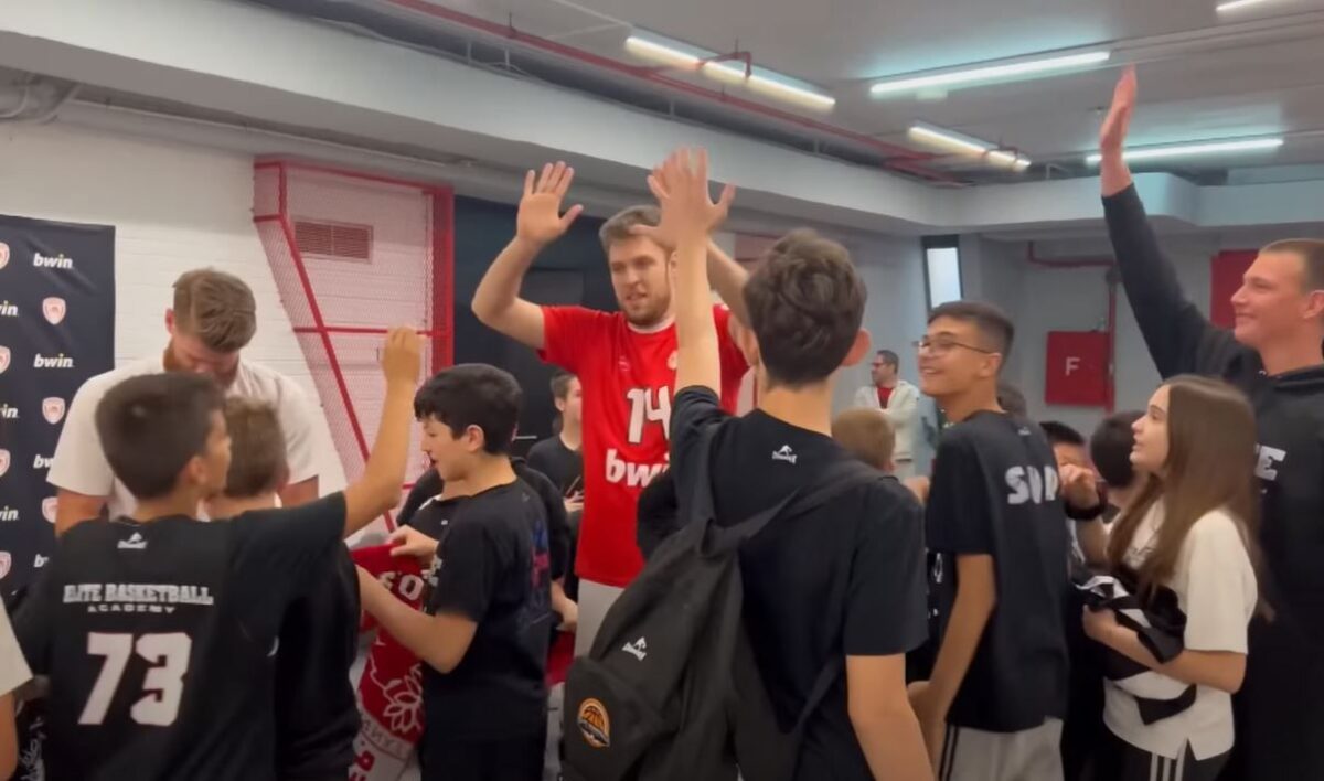 Ολυμπιακός: Ο κόσμος φώναζε «φέρτε μας το ευρωπαϊκό» και οι… viral πιτσιρικάδες συνάντησαν τον Βεζένκοφ και την παρέα του (vid)