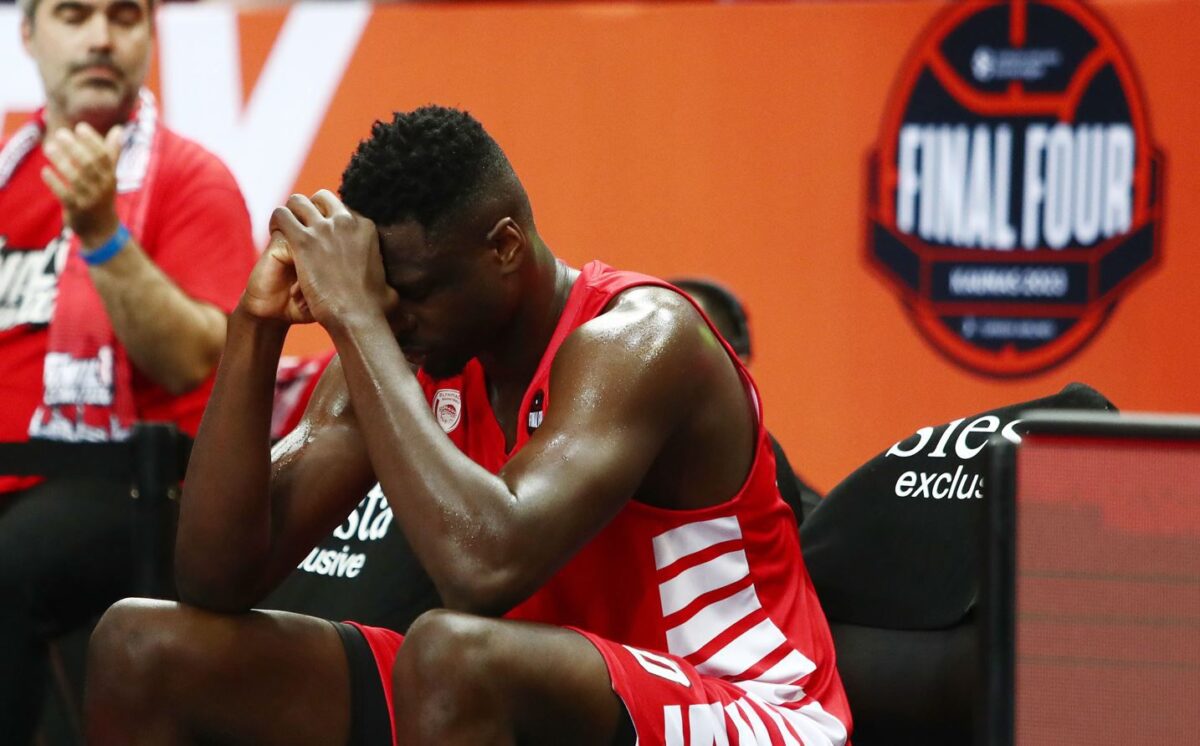 Απέραντη θλίψη, απαρηγόρητοι παίκτες και οπαδοί του Ολυμπιακού – Αποσβολωμένος ο Μπαρτζώκας