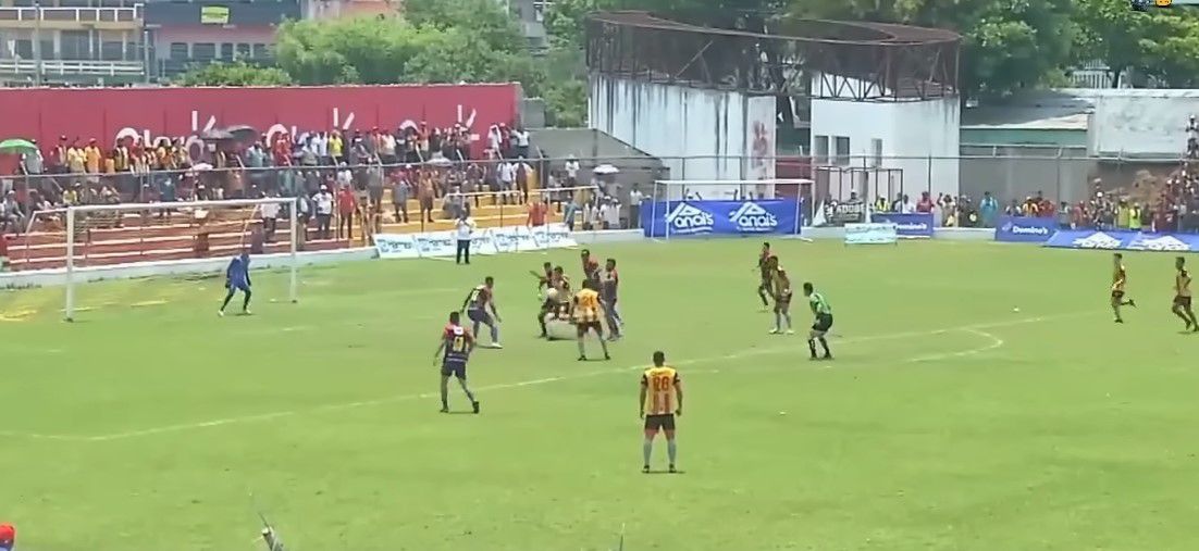 Τραυματιοφορείς πέταξαν σαν «σακί» παίκτη, επειδή έκανε καθυστερήσεις σ’ επικό ματς στη Γουατεμάλα! (vid)