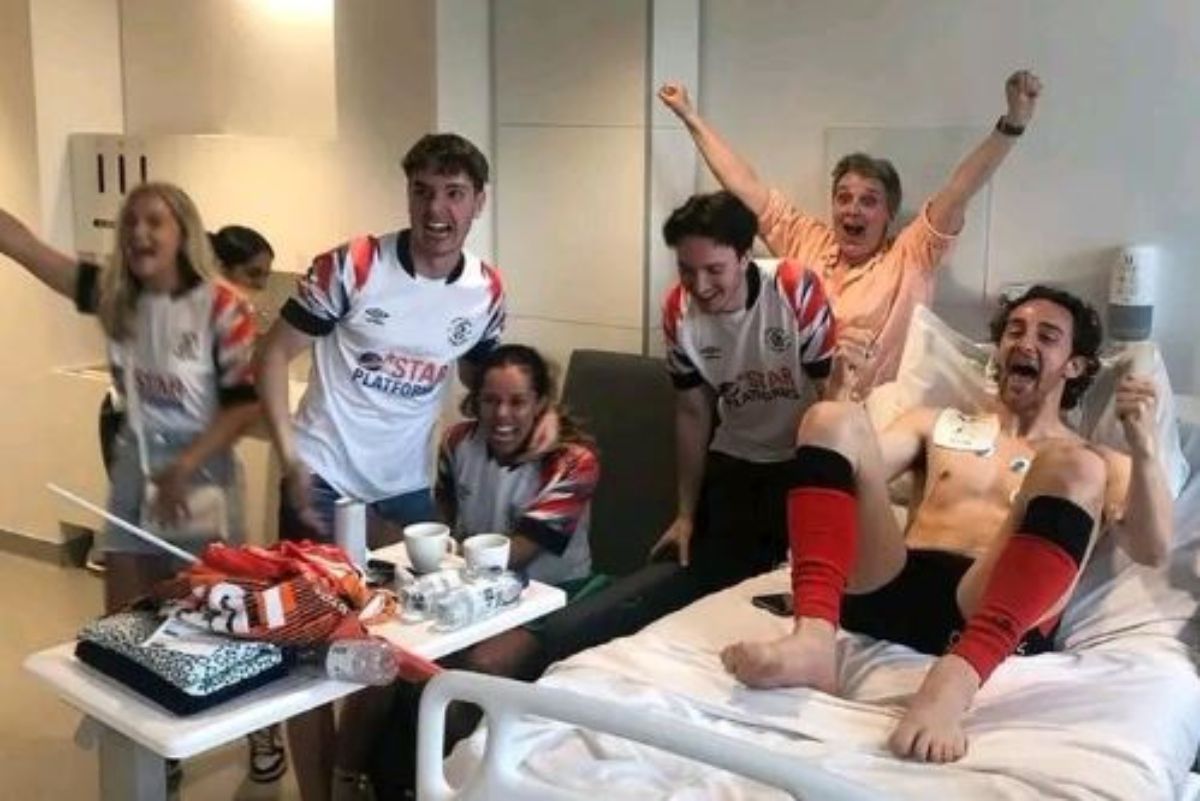Ο αρχηγός της Λούτον πανηγύρισε την άνοδο της ομάδας του μέσα στο νοσοκομείο
