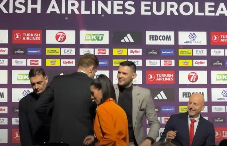 Final 4: Ο… μπλαζέ Τζέιμς δεν χαιρέτησε τον Βεζένκοφ στη συνέντευξη Τύπου