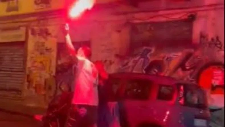 Πατέρας οπαδός της Νάπολι έβγαλε βόλτα το παιδί του με… καπνογόνα και προβλημάτισε αρκετό κόσμο (vid)