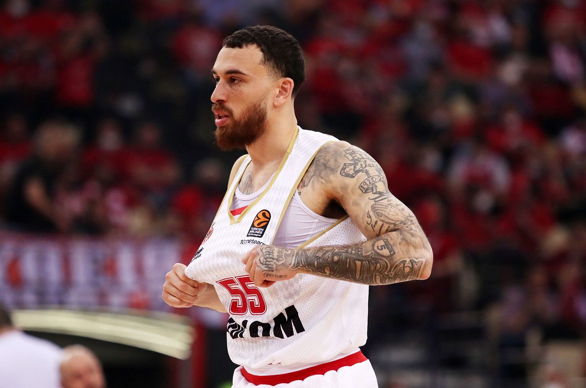 Ο Μάικ Τζέιμς εκνευρίστηκε στο τάιμ άουτ, αλλά ο κόουτς Ομπράντοβιτς δεν θέλησε να το σχολιάσει (vid)