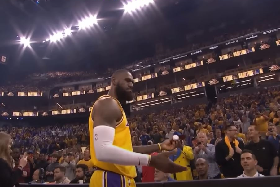 Κάποιος στο Γκόλντεν Στέιτ ήθελε να χαλάσει την… τελετή του ΛεΜπρόν με το ταλκ (vids)