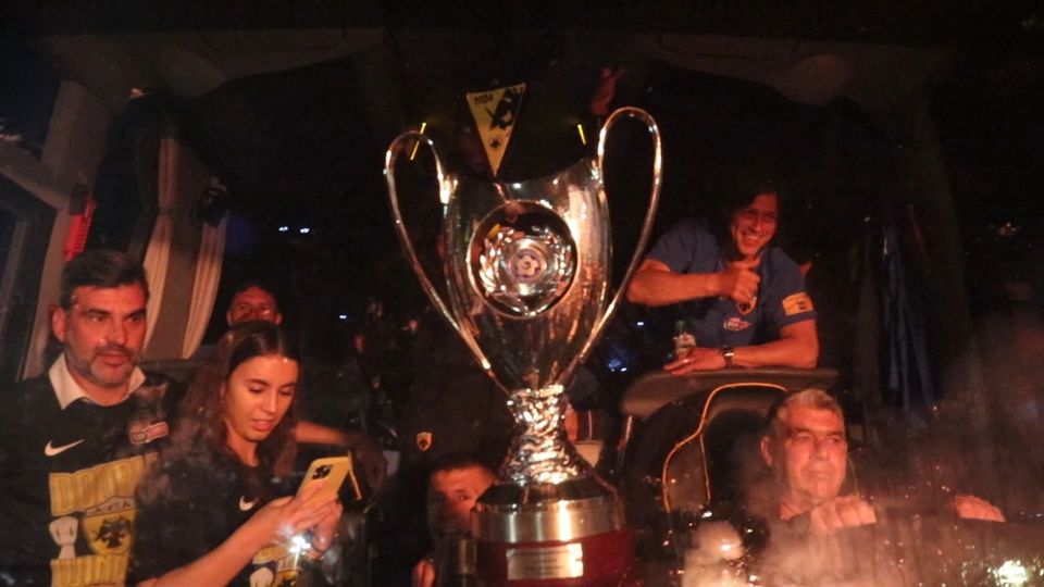 Λατρεία για Αλμέιδα, που απάντησε δείχνοντας το σήμα της ΑΕΚ – Έκσταση για Σιμάνσκι