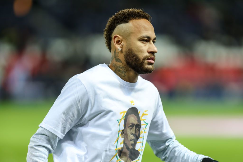 Πελέ: Οι παίκτες της Παρί έκαναν προθέρμανση φορώντας μπλουζάκια με το πρόσωπό του