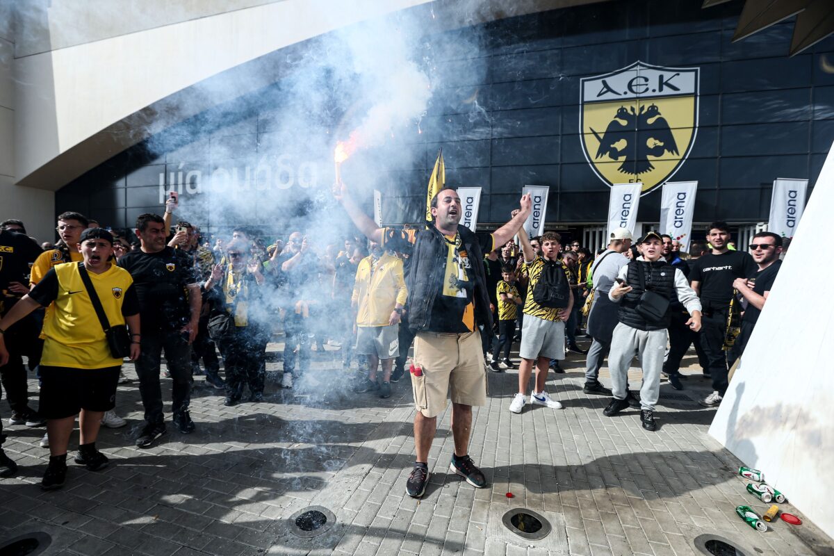 Παιδιά, οικογένειες, καπνογόνα και τραγούδια: Μια απέραντη «κιτρινόμαυρη» θάλασσα η OPAP Arena πριν το ΑΕΚ – Βόλος (vids+gallery)