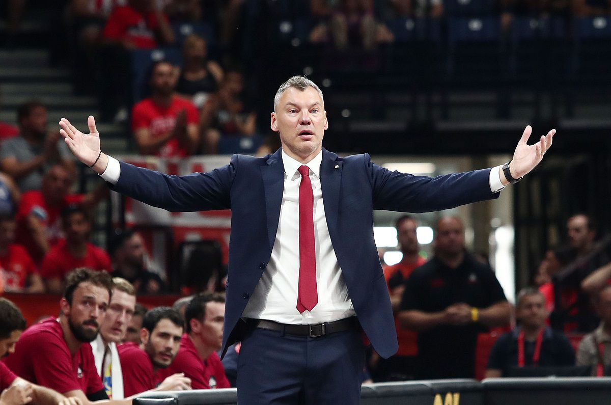 Ο Σάρας διασκεδάζει στη Βίσση και τραγουδάει σε άπταιστα ελληνικά «Είμαι στα πάνω μου» (vid)