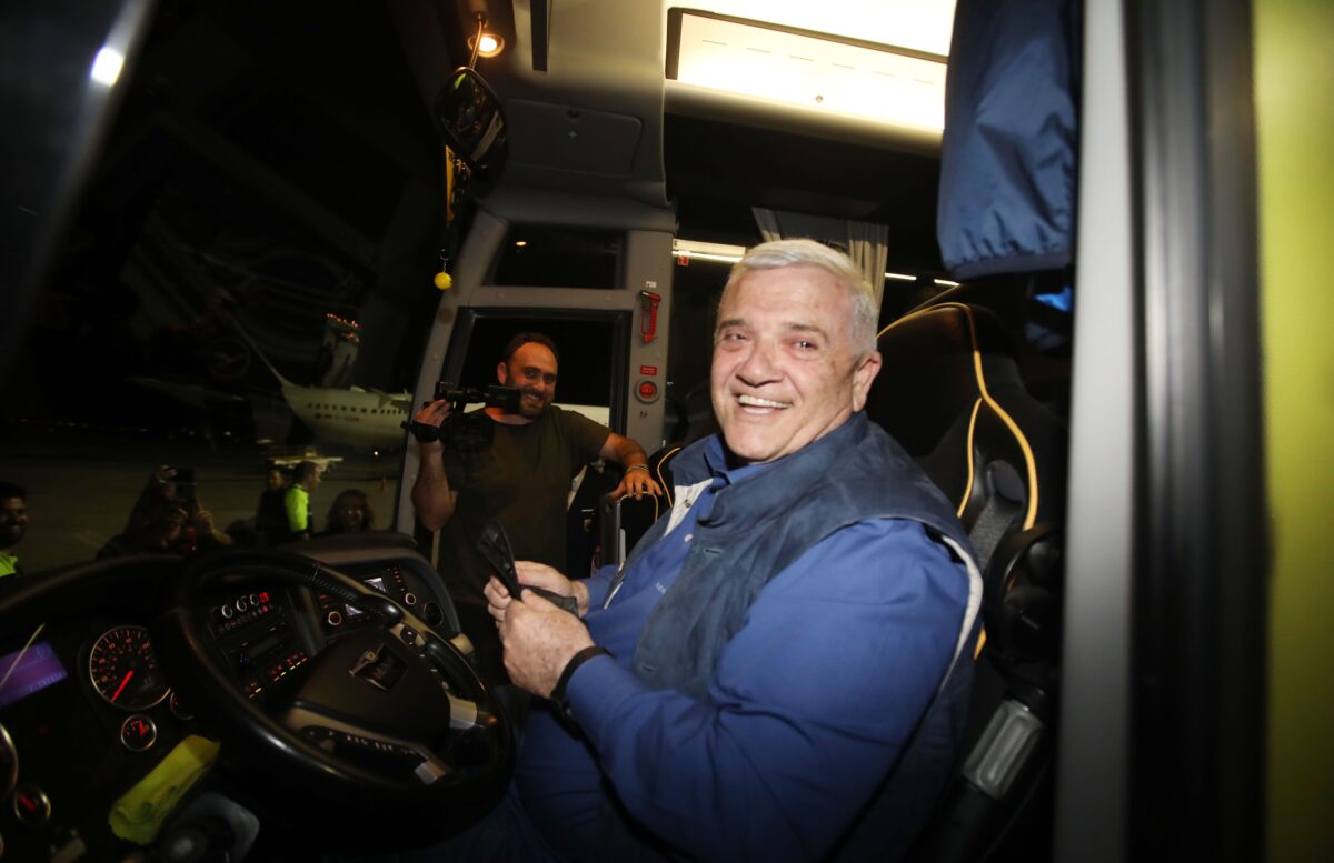 Ο Μελισσανίδης έκατσε στο τιμόνι του πούλμαν: «Τους τελείωσες, πάρ’ το και φύγε», του φώναζε ο κόσμος! (vid)