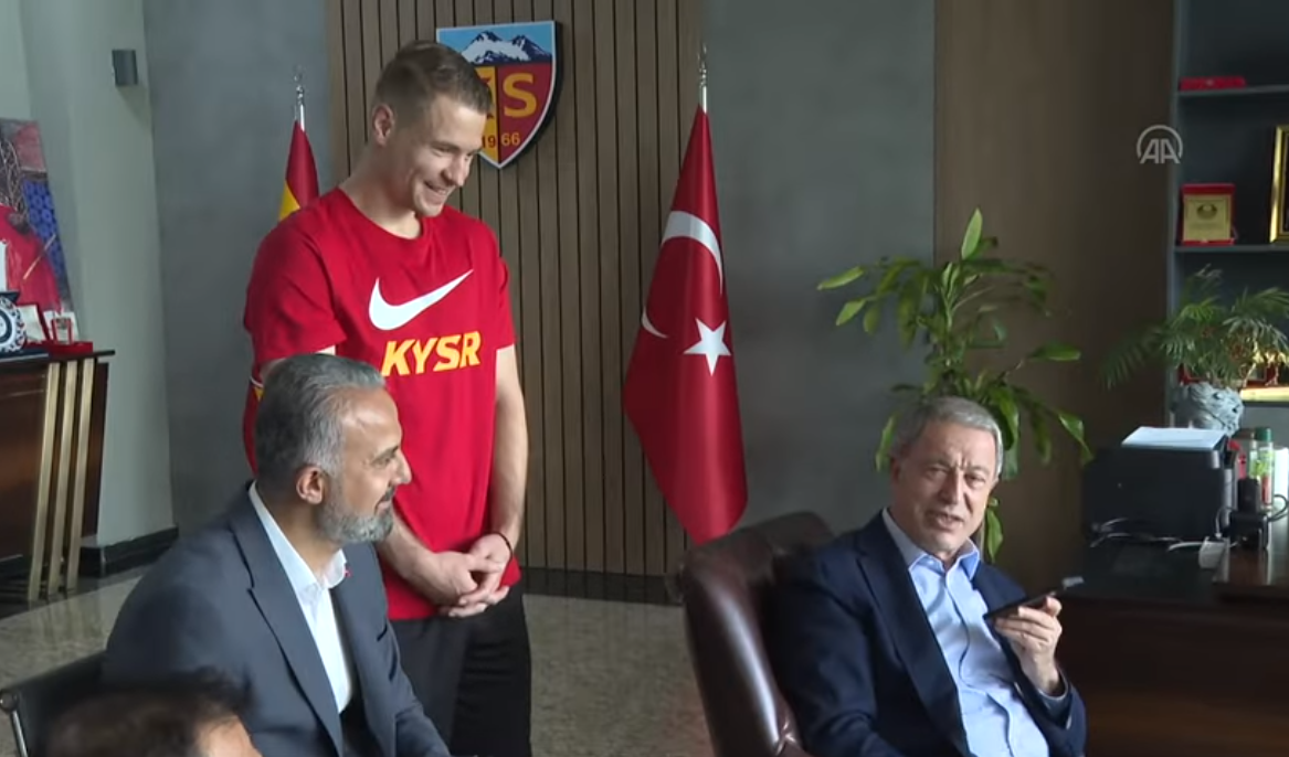 O Κολοβέτσιος σε ρόλο… διπλωμάτη ένωσε Ελλάδα και Τουρκία (vid)